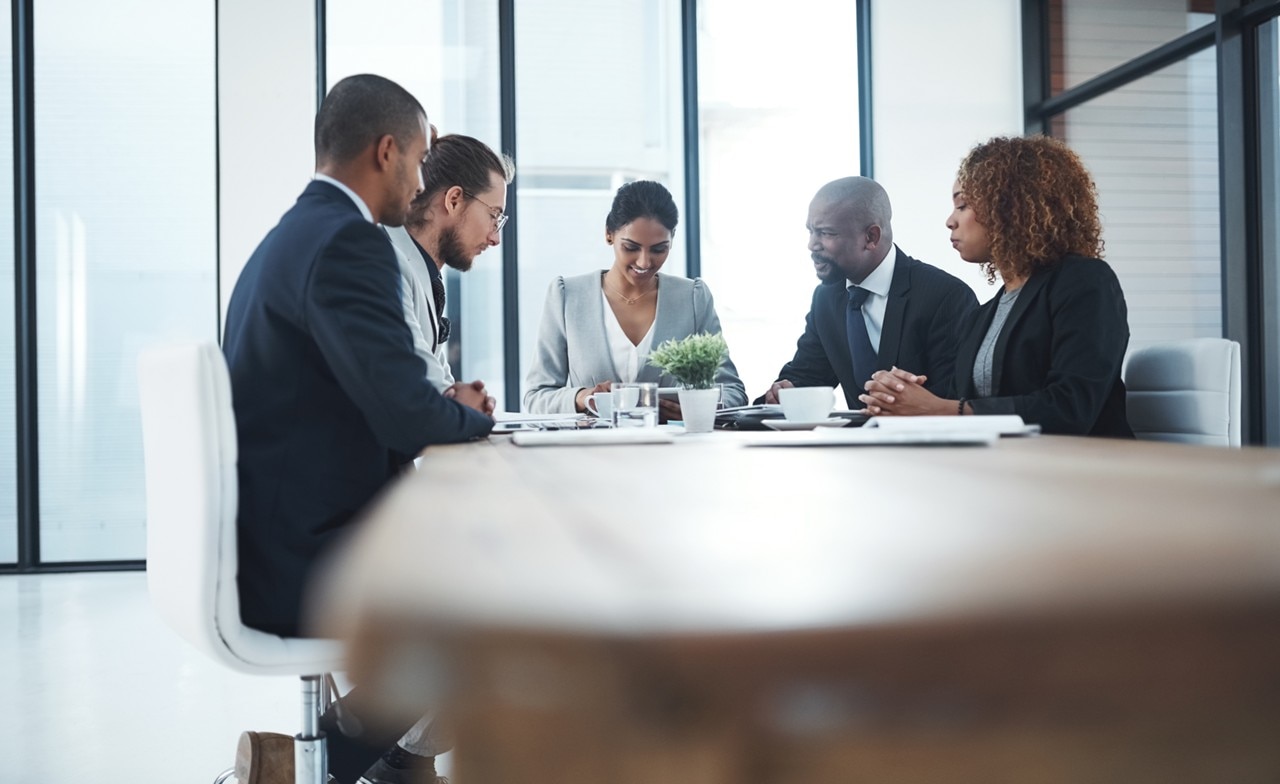 Colleagues discussing Additional findings on resilience, data, AI, modernization and managed services Colleagues discussing Additional findings on resilience, data, AI, modernization and managed services