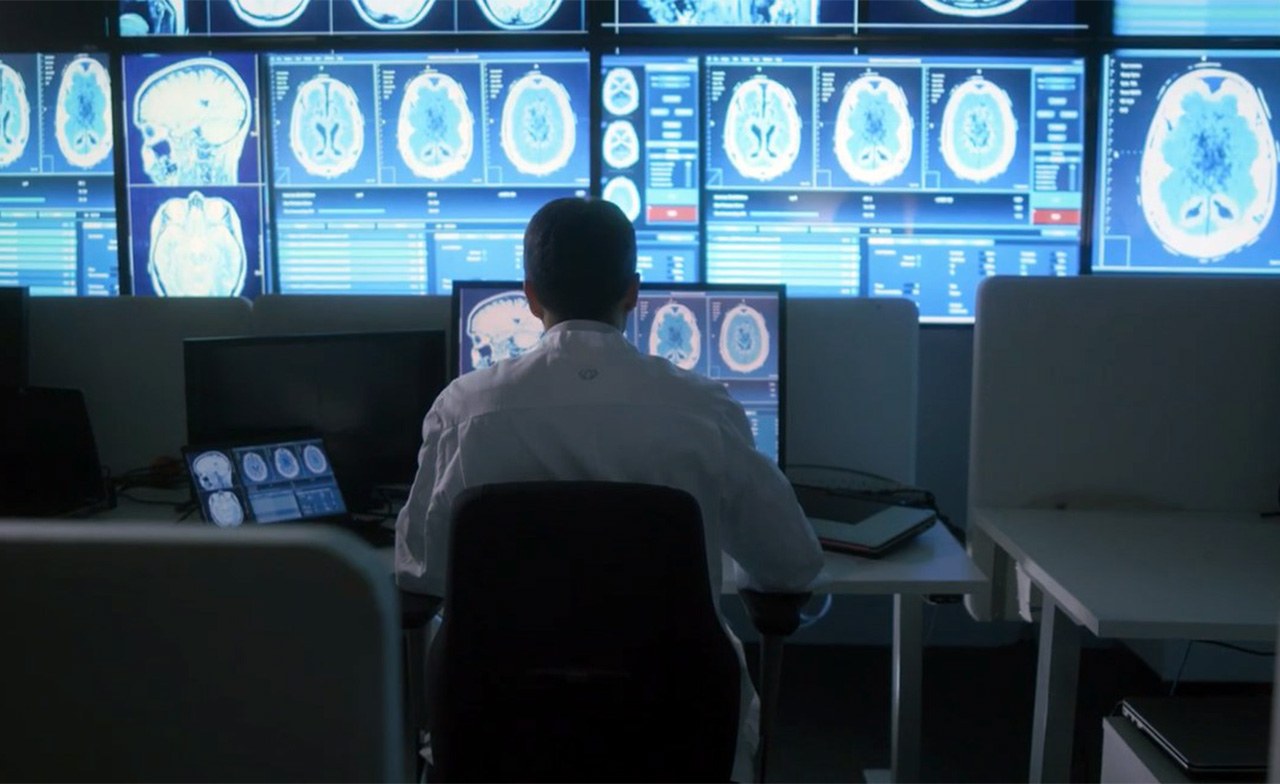 Arzt schaut sich Hirn-Scans am Bildschirm an