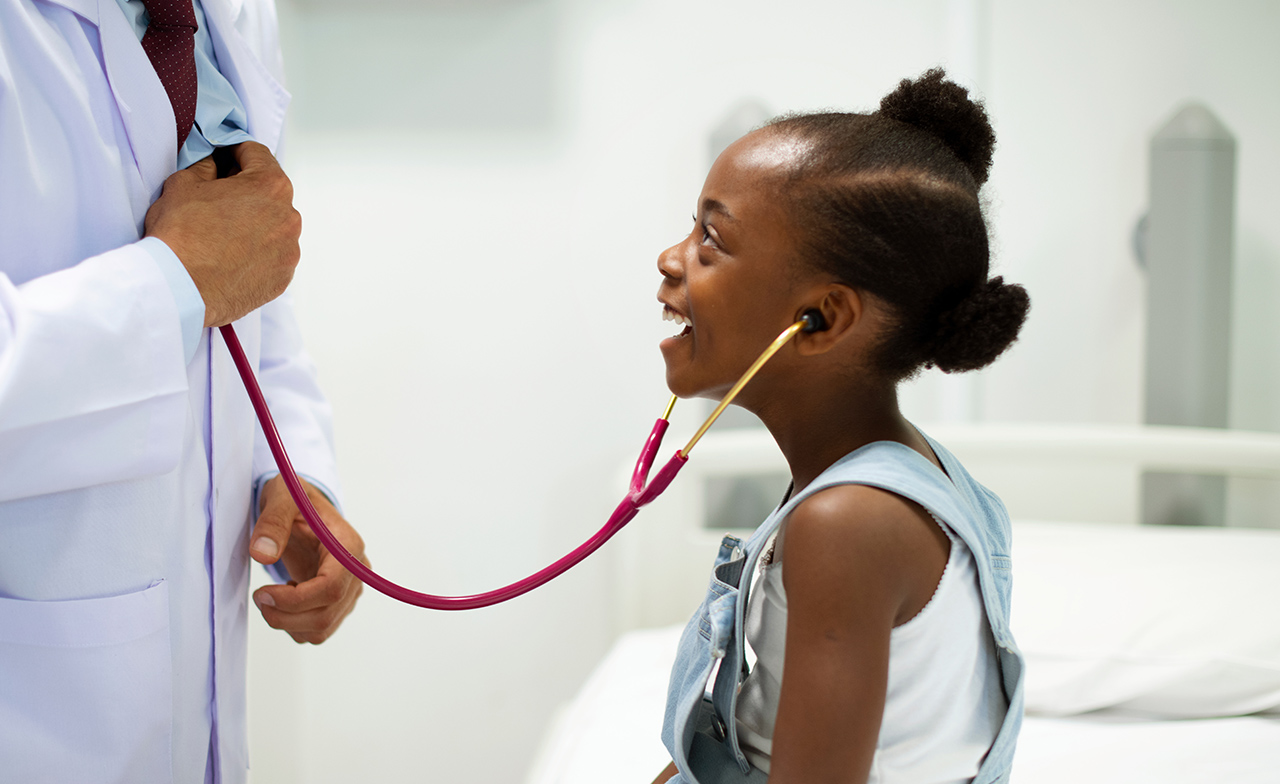 Vänlig barnläkare roar sin patient