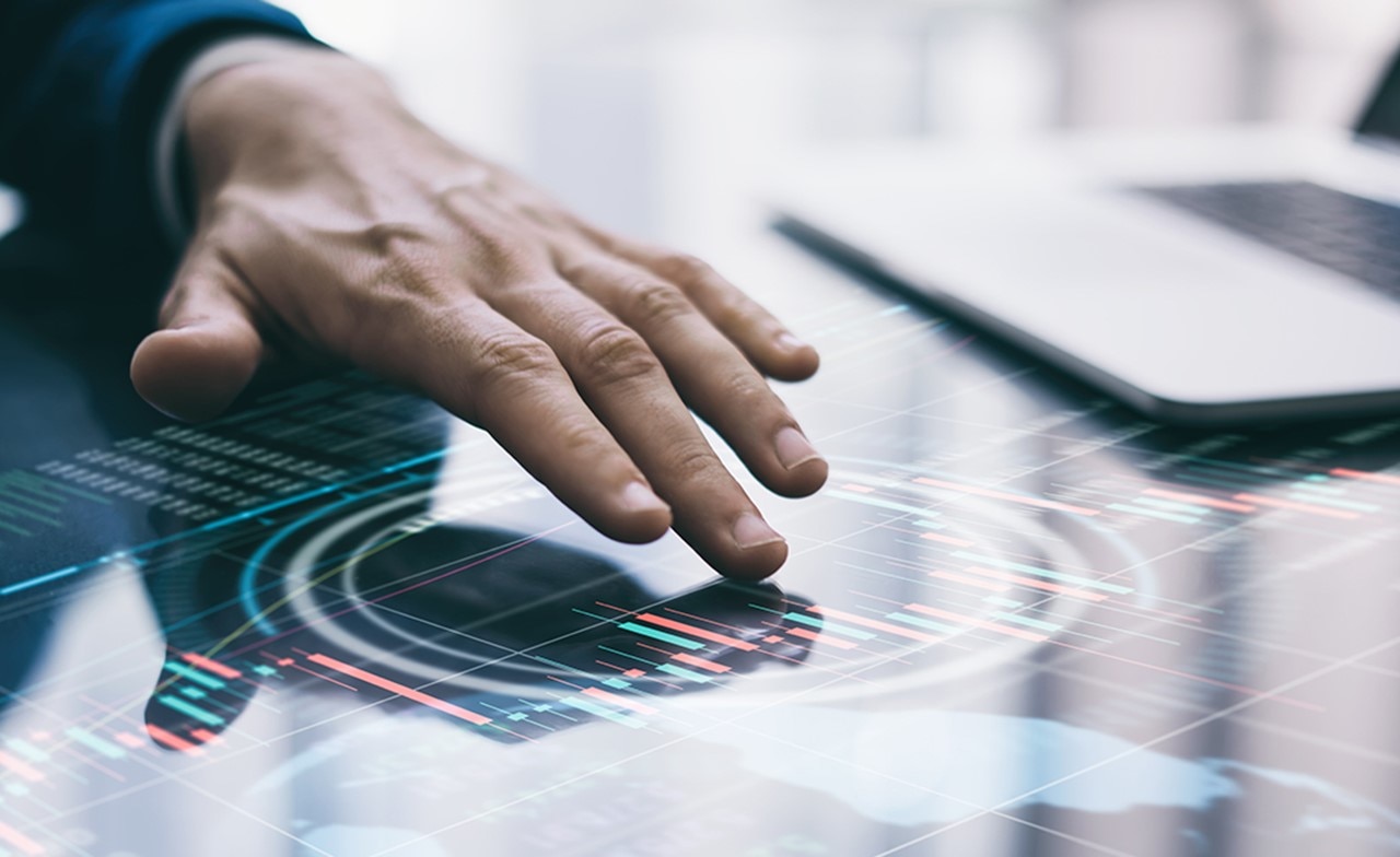 Konsulent som ser på grafer på et stort touch display Konsulent som ser på grafer på et stort touch display