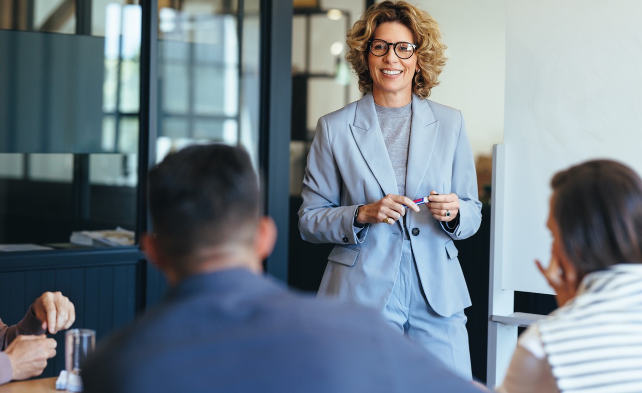 le consultant en conseil se présente à l'équipe