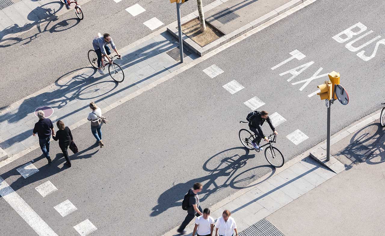 Ett övergångställe från ovan med cykel och fotgängare