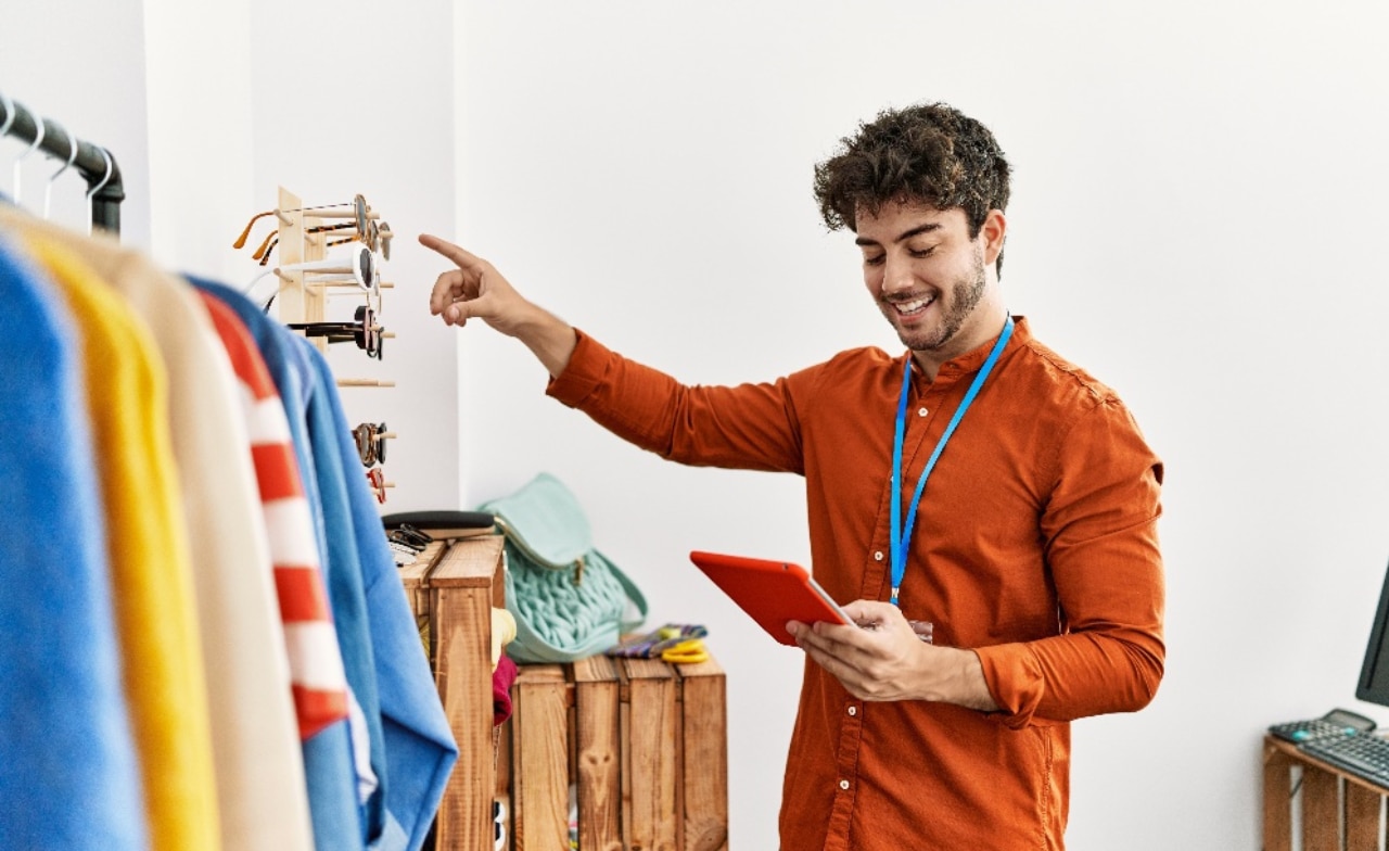 Un homme en train de travailler dans son magasin