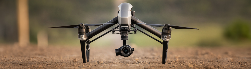 Drohne auf einem Feldweg