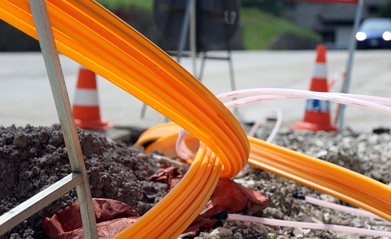 Glasfaser wird auf einer Baustelle verlegt