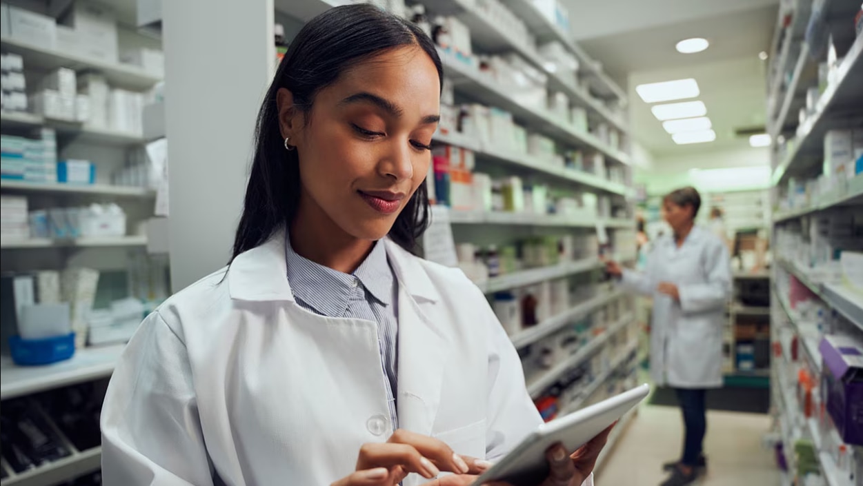 Verpleegkundige bekijkt patiëntgegevens op een tablet Verpleegkundige bekijkt patiëntgegevens op een tablet