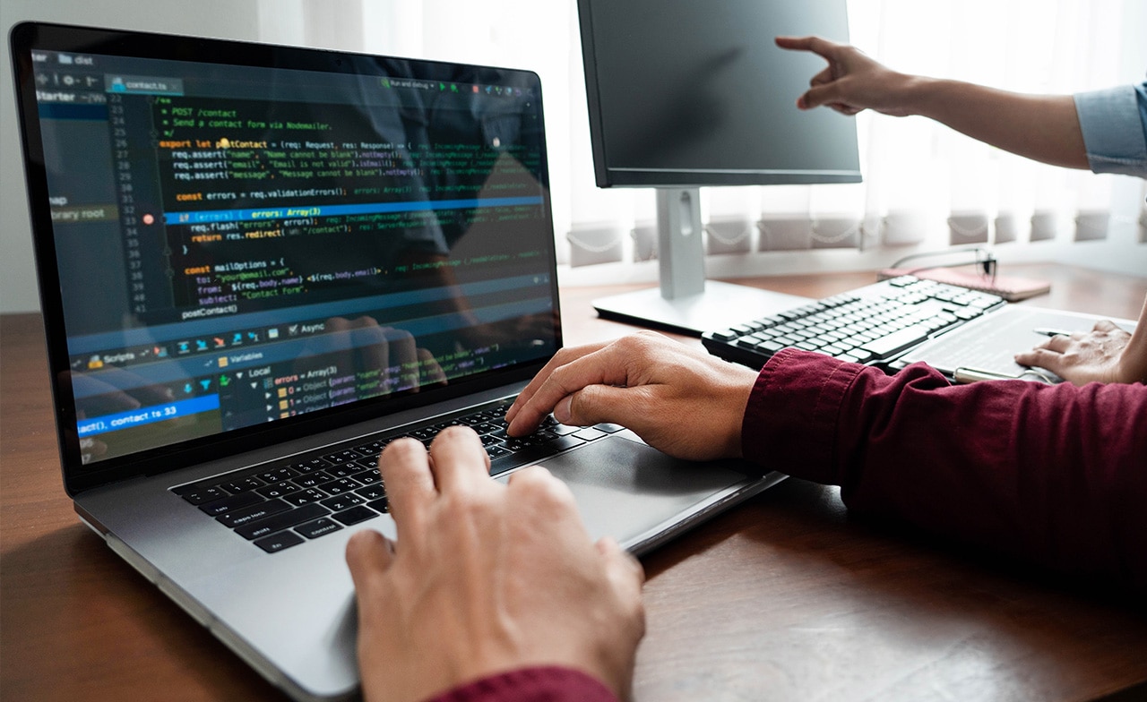 Laptop med grafer – viser innsiktsdrevet utvikling Laptop med grafer – viser innsiktsdrevet utvikling