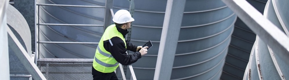 Industriarbetare med hjälm högt upp