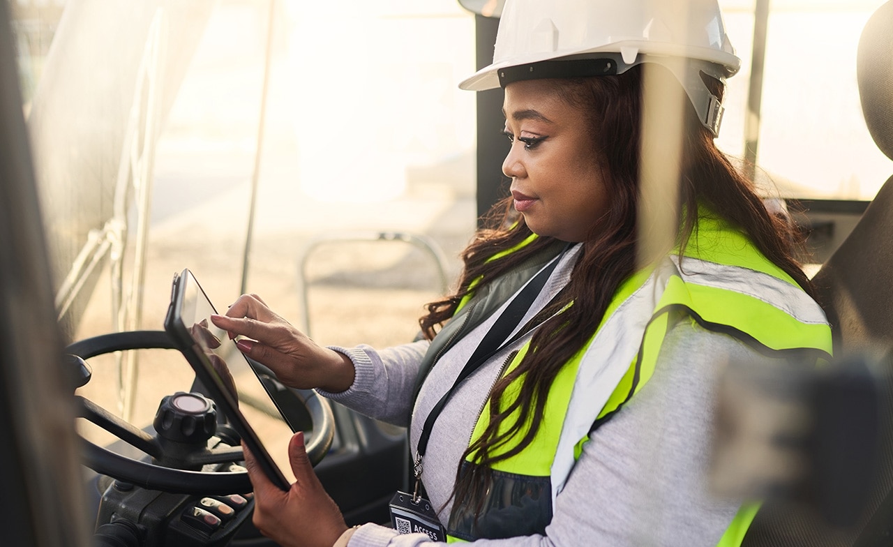 Travailleur industriel utilisant une tablette