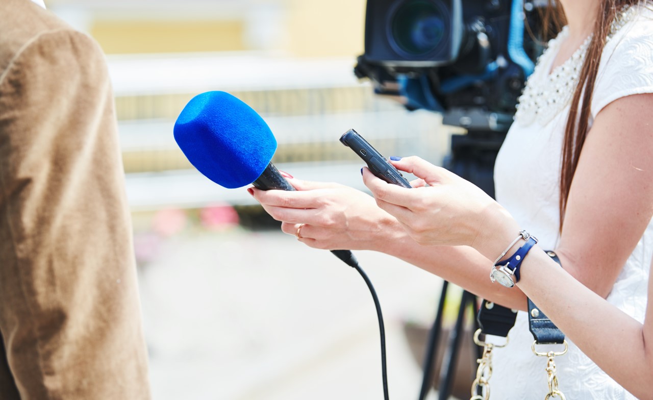 Journaliste avec un micros