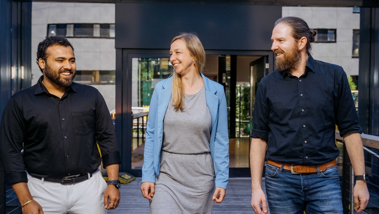 Karan, Saskia und Stephan stehen vor einer CGI-Lokation