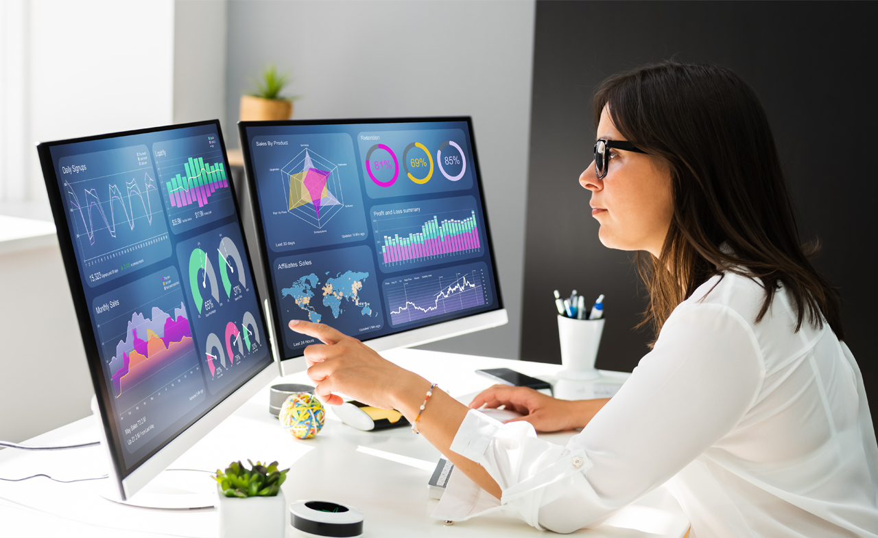 Kvinnliga analytiker tittar på KPI-data