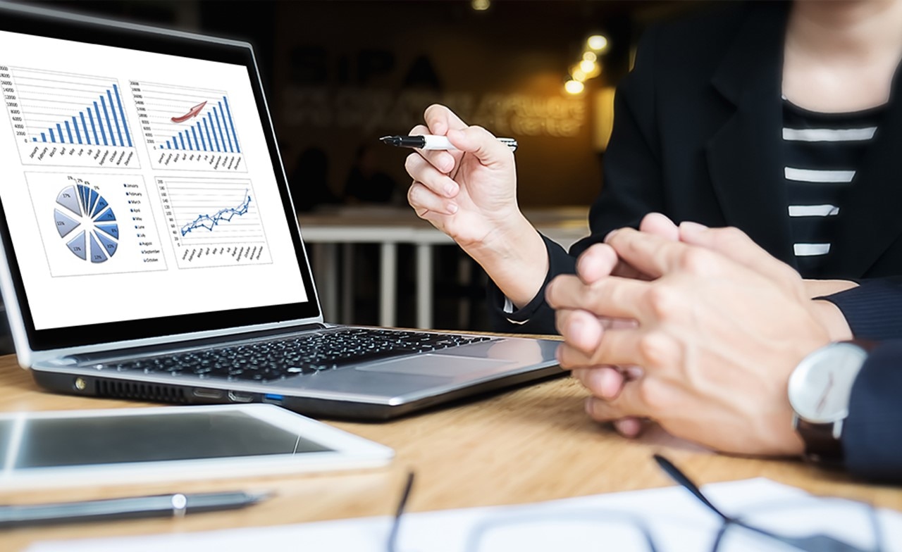 To kolleger i samtale forran en PC To kolleger i samtale forran en PC