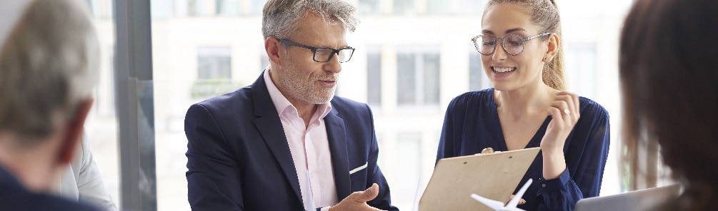 Consultants ayant une discussion