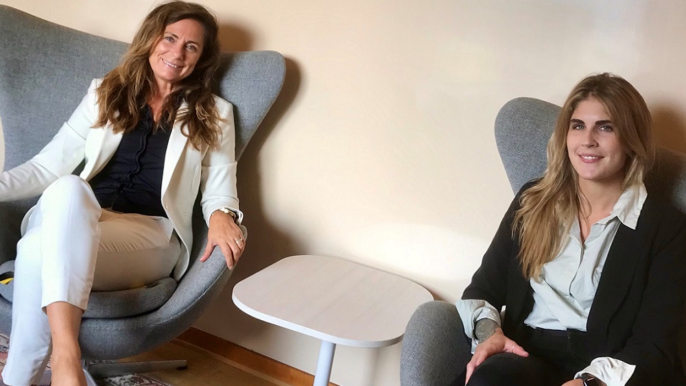 CGI:s Susann är mentor till Fanny, foto när de sitter och pratar på Fannys kontor i Stockholm
