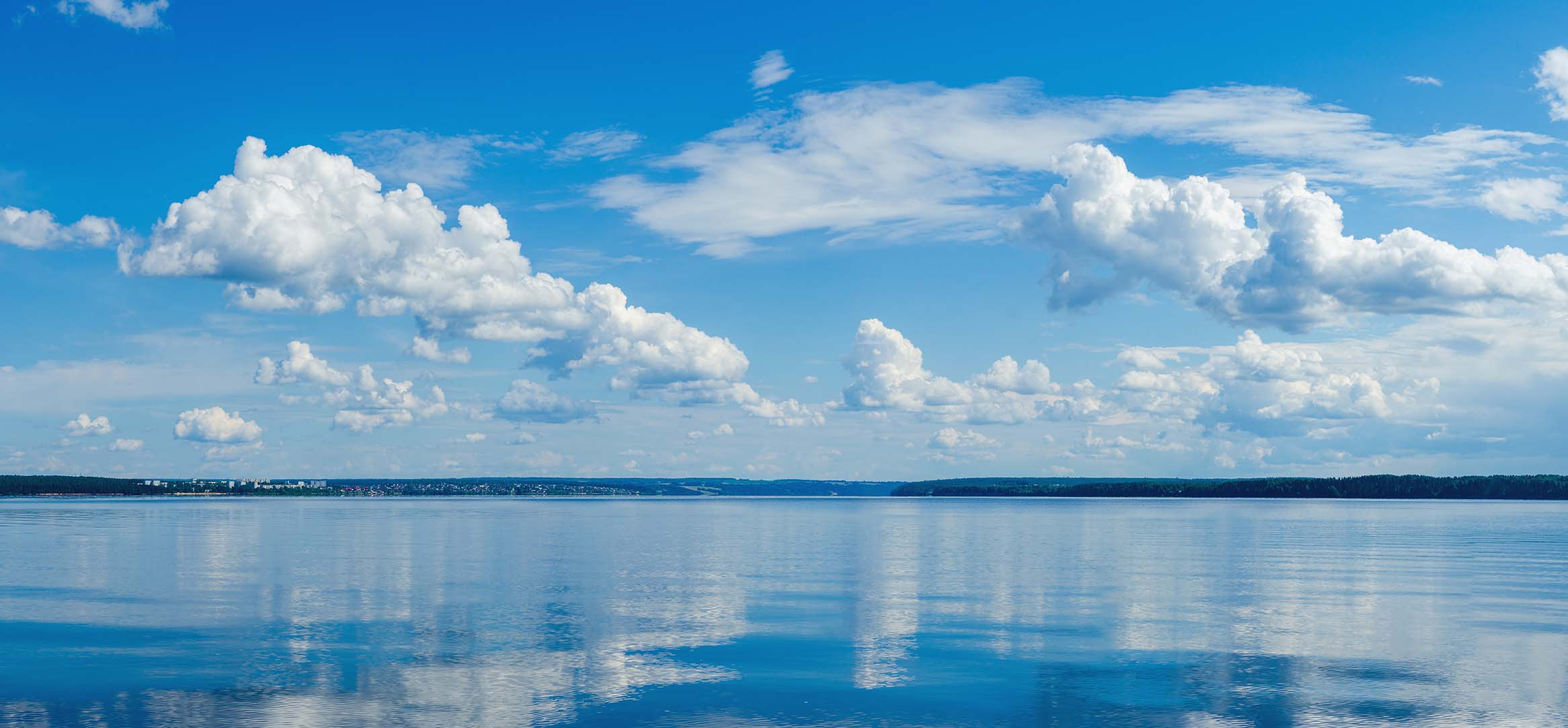 Skyer speiler seg i vann – illustrerer fleksible og tilgjengelige skytjenester Skyer speiler seg i vann – illustrerer fleksible og tilgjengelige skytjenester