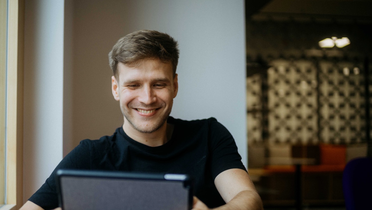 Stephan Damm hält ein Tablet in der Hand 