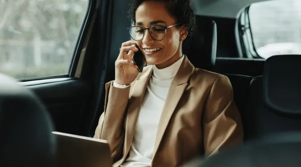 Un dirigeant d'entreprise au téléphone dans une voiture