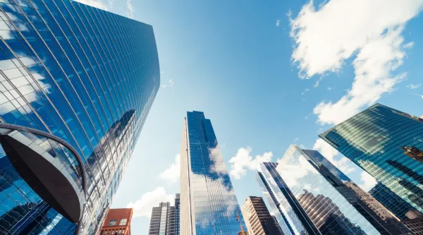 Réflexion des nuages sur les fenêtres en verre