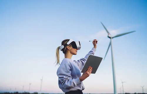 Frau, die VR nutzt, mit einer Windturbine im Hintergrund