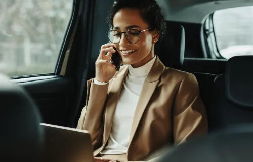 Femme qui téléphone dans une voiture