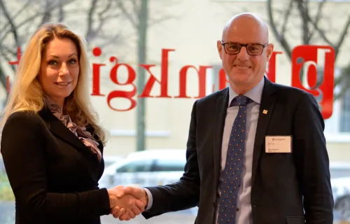 Jeanette Jäger, vd på Bankgirot och Pär Fors, Sverigechef på CGI skriver nytt avtal om samarbete