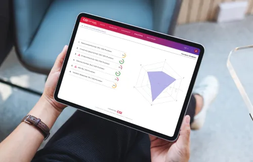 Kunde hält ein Tablet in der Hand, auf dem CGI Compass zu sehen ist