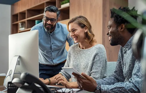 Projektleadership im Team: Drei Kolleg:innen stimmen sich eng am Bildschirm ab und treffen Entscheidungen im Projektalltag.