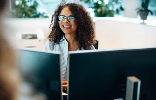 Projektleiterin nutzt KI-Assistenten für effizientes Projektmanagement in der öffentlichen Verwaltung