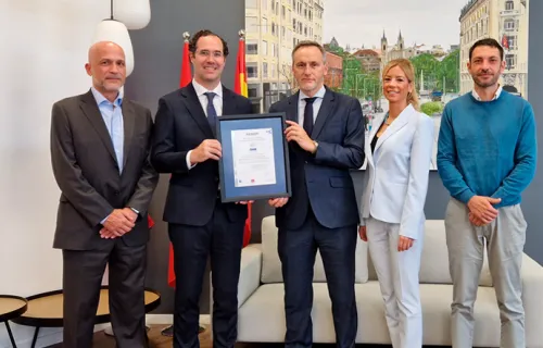 asociados de CGI recibiendo el certificado de ENS