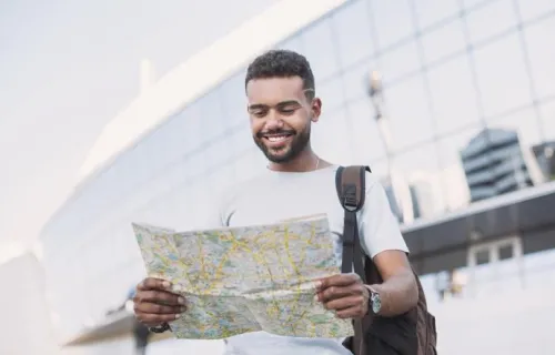 hombre mirando un mapa mientras hace turismo