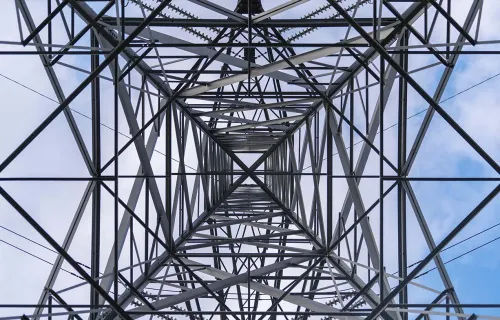 Kraftledningstårn sett fra undersiden