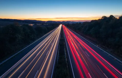 Una carretera por la noche 