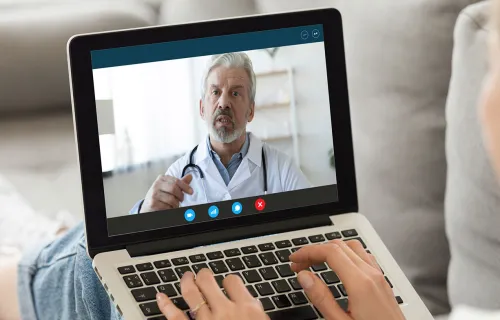Patient unterhält sich via live-Chat mit einem Arzt