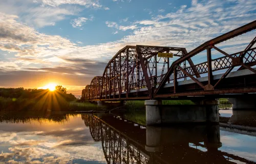 vue d'un pont métallique au lever du soleil
