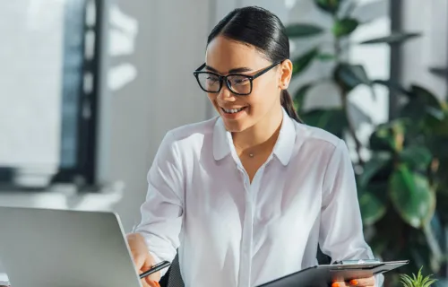 employé du gouvernement vérifiant un document sur un ordinateur portable