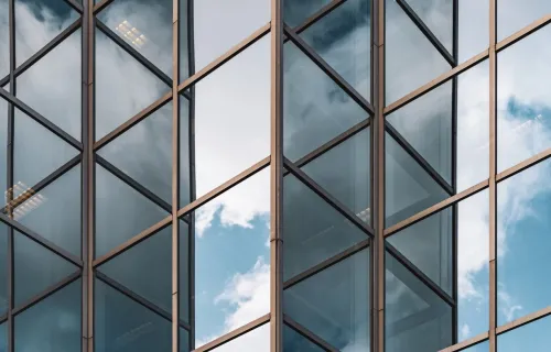 ciel se reflétant sur les fenêtres du bâtiment