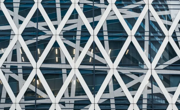 Abstrakte Gebäudefassade aus Stahl und Glas