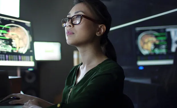 En kvinna vid en dator analyserar medicinska bilder