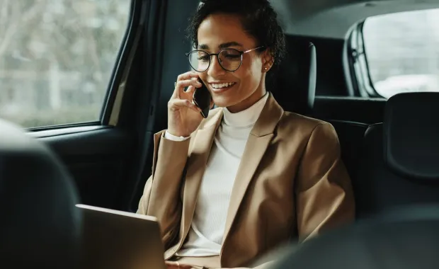 Femme qui téléphone dans une voiture