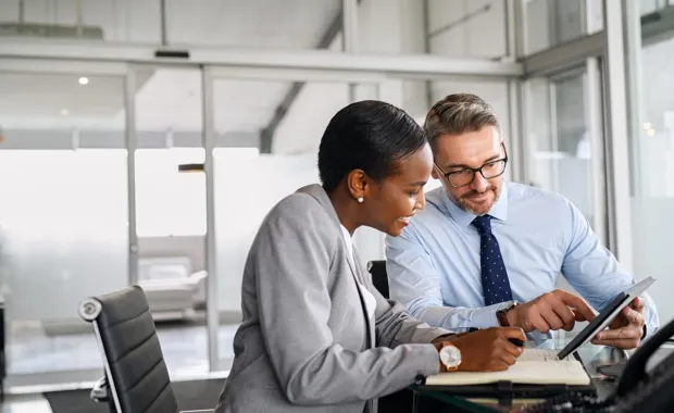 Consultants utilisant une tablette au bureau