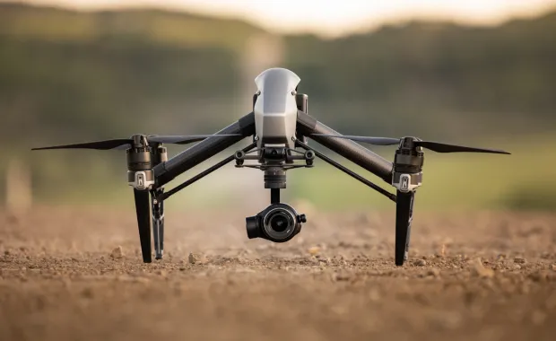 Drohne, die auf einem Feldweg landet