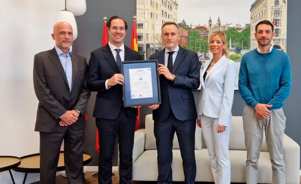 asociados de CGI recibiendo el certificado de ENS