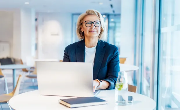 Professionnelle féminine travaillant sur un ordinateur portable dans un bureau en open space