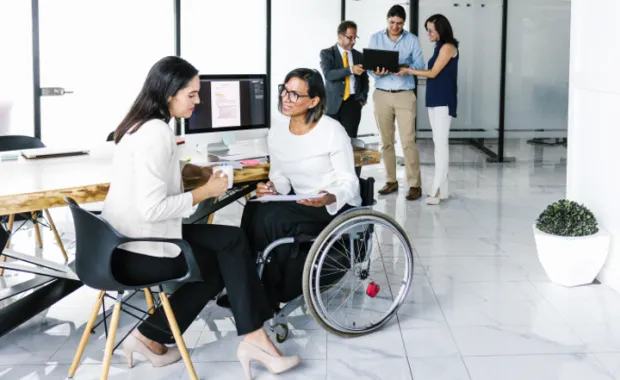 gente trabajando en un ambiente inclusivo