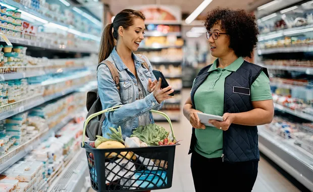 persona haciendo la compra en un supermercado