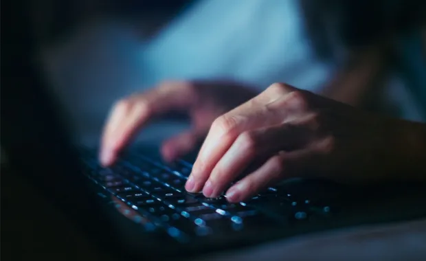 Une personne en train d'utiliser son clavier d'ordinateur