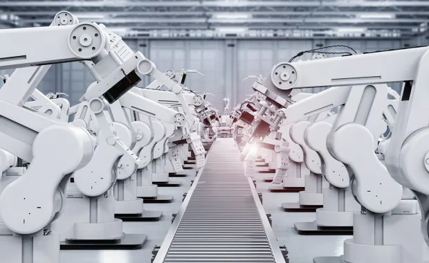 Robotar som står längs med båda sidorna av en gång i en industrilokal