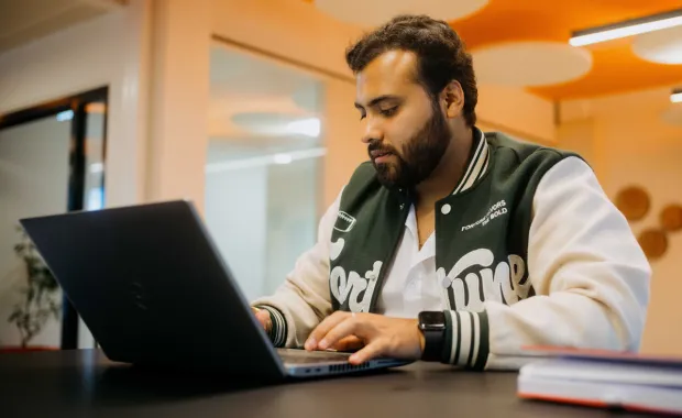 Karan Sethi sitzt vor seinem Laptop und programmiert