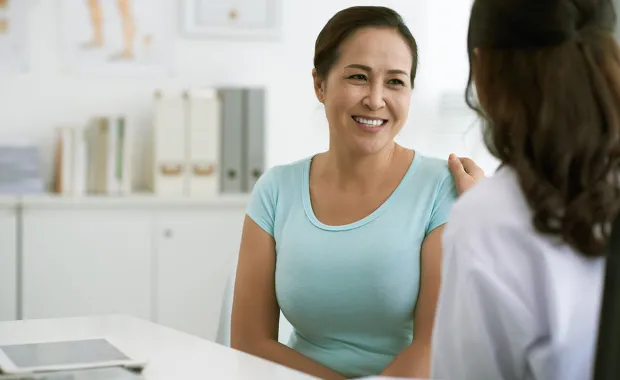 En kvinnlig patient samtalar med en kvinnlig doktor